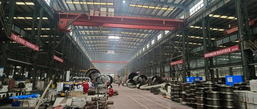 【現(xiàn)場(chǎng)辦公】化機(jī)公司黨委書記、董事長(zhǎng)、總經(jīng)理?xiàng)钪袧梢恍械揭牧曛圃旎噩F(xiàn)場(chǎng)辦公