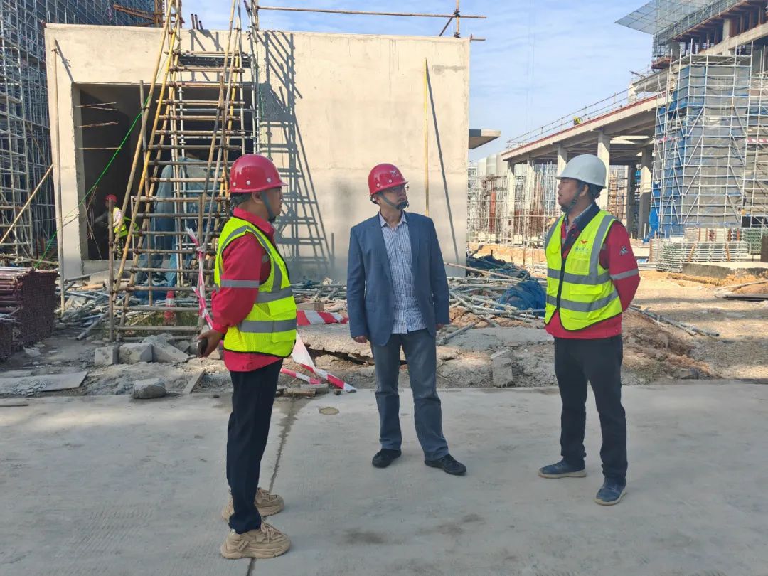 化機(jī)公司黨委書記、董事長、總經(jīng)理楊中澤到項目現(xiàn)場檢查工作(圖2)