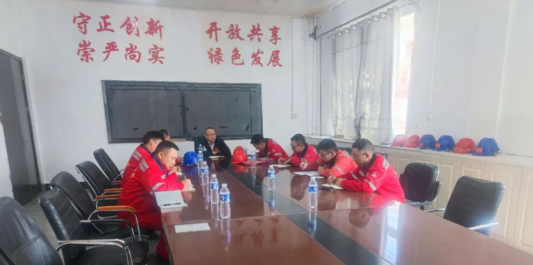 化機(jī)公司黨委書記、董事長(zhǎng)、總經(jīng)理?xiàng)钪袧傻絻?nèi)蒙宜化項(xiàng)目現(xiàn)場(chǎng)辦公(圖3)