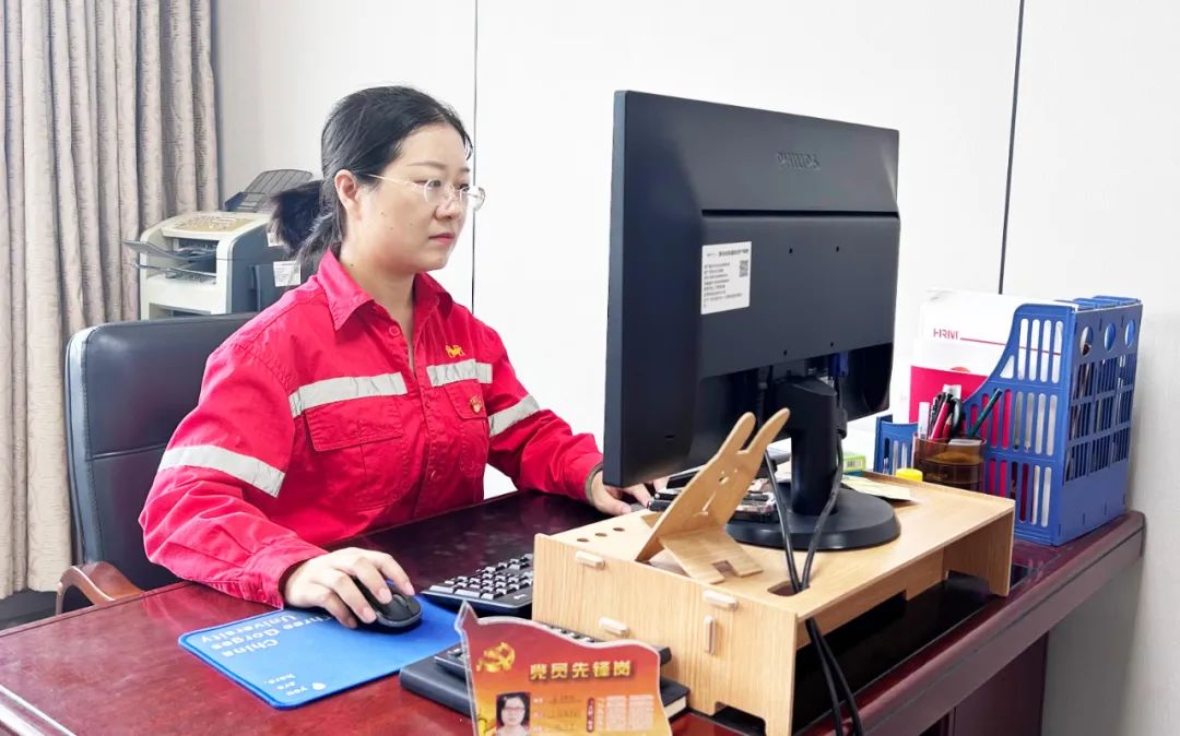 【宜化榜樣】化機公司牛艷嬌:恪盡職守勇?lián)敚疂嵶月蓳P清風(圖3) 【宜化榜樣】化機公司牛艷嬌:恪盡職守勇?lián)敚疂嵶月蓳P清風(圖3)