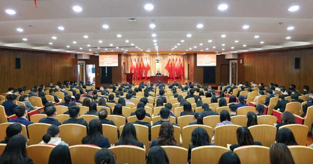 宜化集團(tuán)領(lǐng)導(dǎo)班子深入貫徹中央八項(xiàng)規(guī)定精神學(xué)習(xí)教育讀書班開班