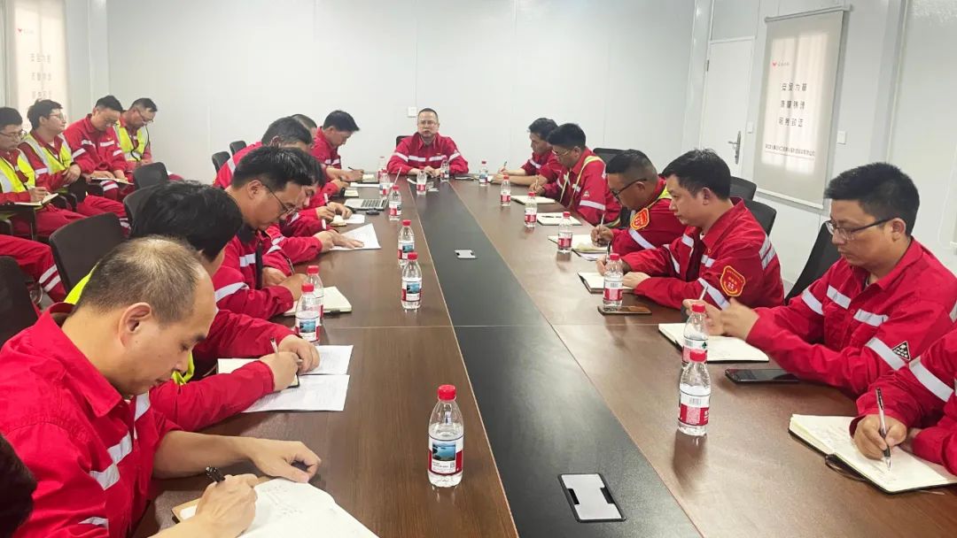 化機(jī)公司黨委書記、董事長(zhǎng)、總經(jīng)理?xiàng)钪袧傻絻?nèi)蒙季戊四醇項(xiàng)目現(xiàn)場(chǎng)辦公(圖3)