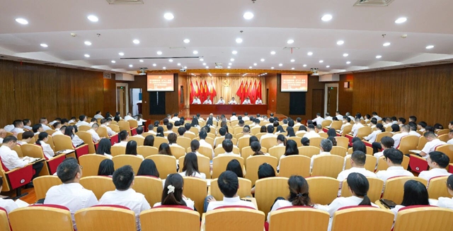 宜化集團(tuán)召開黨委（擴(kuò)大）會(huì)議暨深入貫徹中央八項(xiàng)規(guī)定精神學(xué)習(xí)教育總結(jié)會(huì)(圖1)